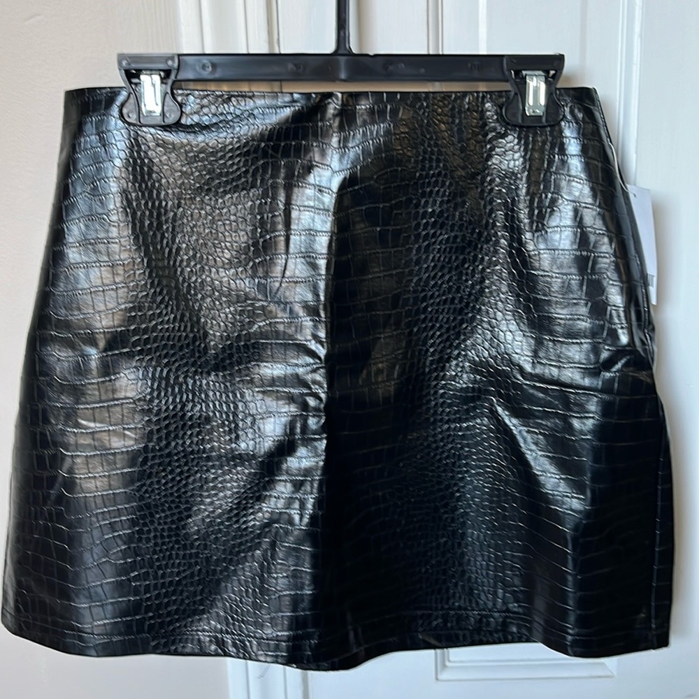 Bar III black animal skin plether skirt. NWT Size 10